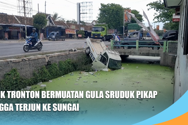 Truk Tronton Bermuatan Gula Sruduk Pikap Hingga Terjun ke Sungai